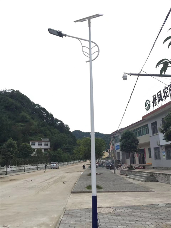 咸阳市礼泉烽火村太阳能路灯6米红色精神