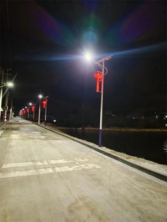 6米中国梦太阳能路灯夜间效果不错