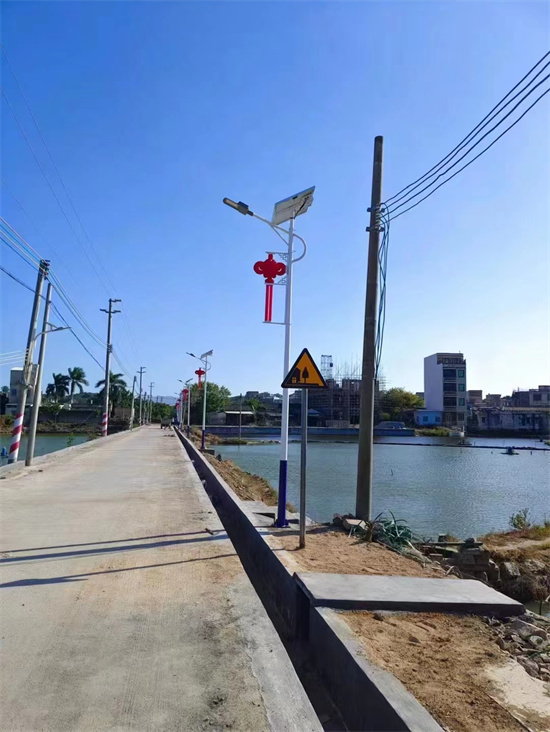 路灯厂家太阳能路灯加中国结白天效果展示