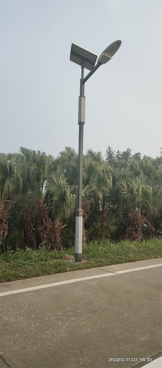 甘肃省甘南合作市国道390套8米仿古方杆太阳能路灯